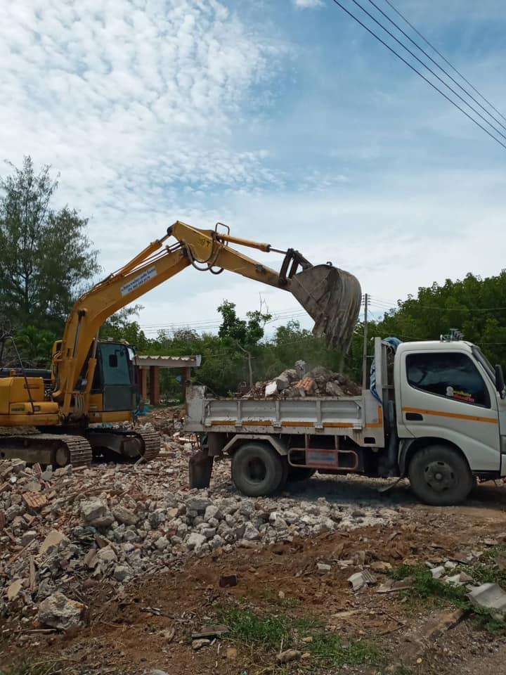 ทีมงานรถแมคโคร 6 ล้อ ตักขนย้ายเศษปูน ออกจากพื้นที่ เพื่อทำการปลูกสร้างอาคาร บนพื้นที่เดิม